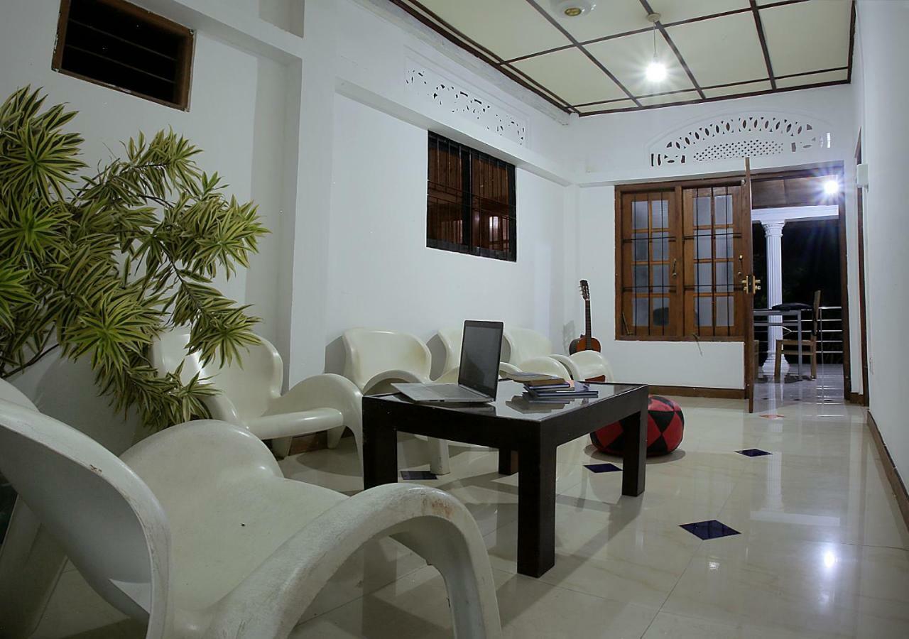 Aura City Hostel Anurâdhapura Extérieur photo